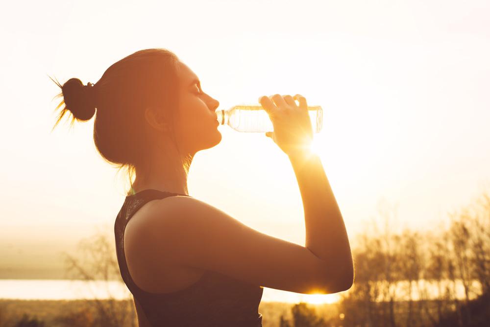 Hoe drink je voldoende bij warm weer?